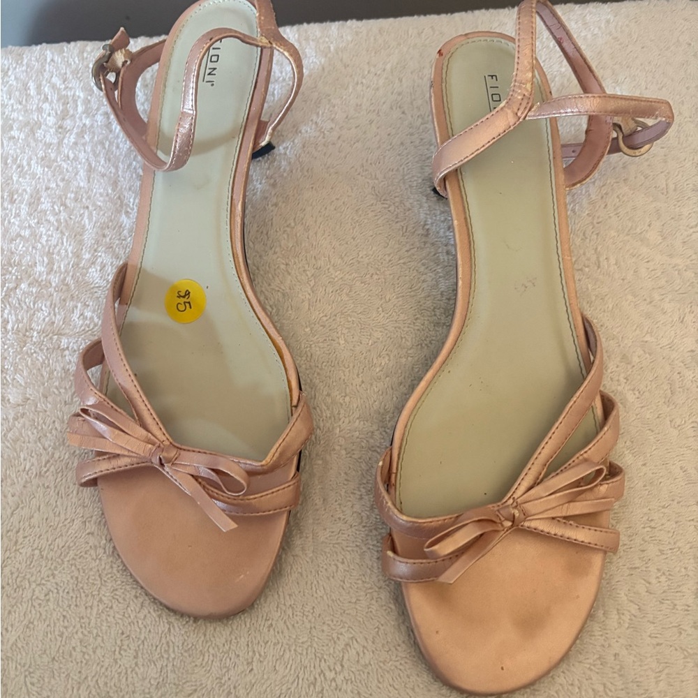 FIONI Women's Blush Bow Sandals

Heel height- 2.5 in